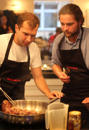 Hobbyköche beim Teamevent Erlebniskochen im Marieneck in Köln Ehrenfeld