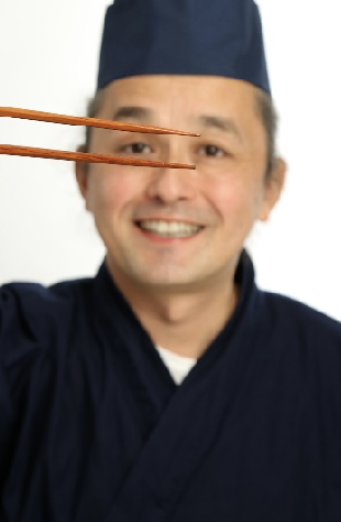 Sushikoch mit Stäbchen
